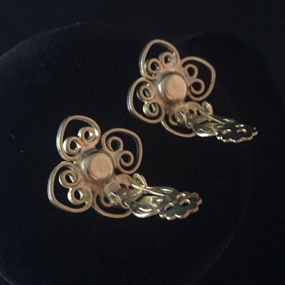 Vintage Clip On Earrings - Picture 4 of 4